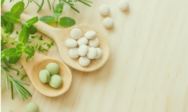 木のスプーンに盛られたサプリメント