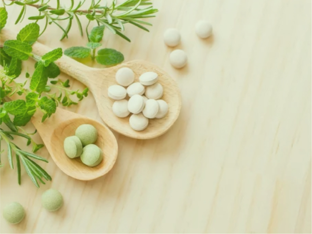 木のスプーンに盛られたサプリメント